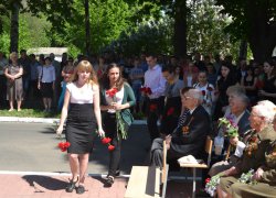Молоде покоління дарує квіти ветеранам